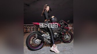 异域风情小女友，可爱性感风，躺在床上玩手机